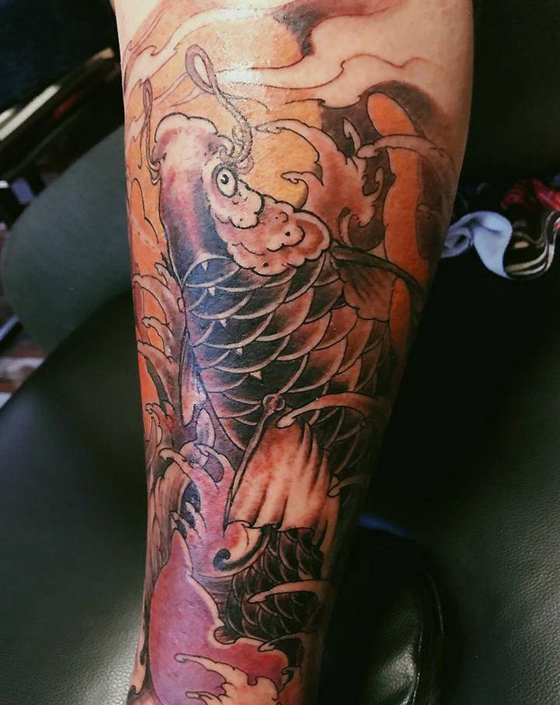 锦鲤纹身图片_腿部新传统纹身图案