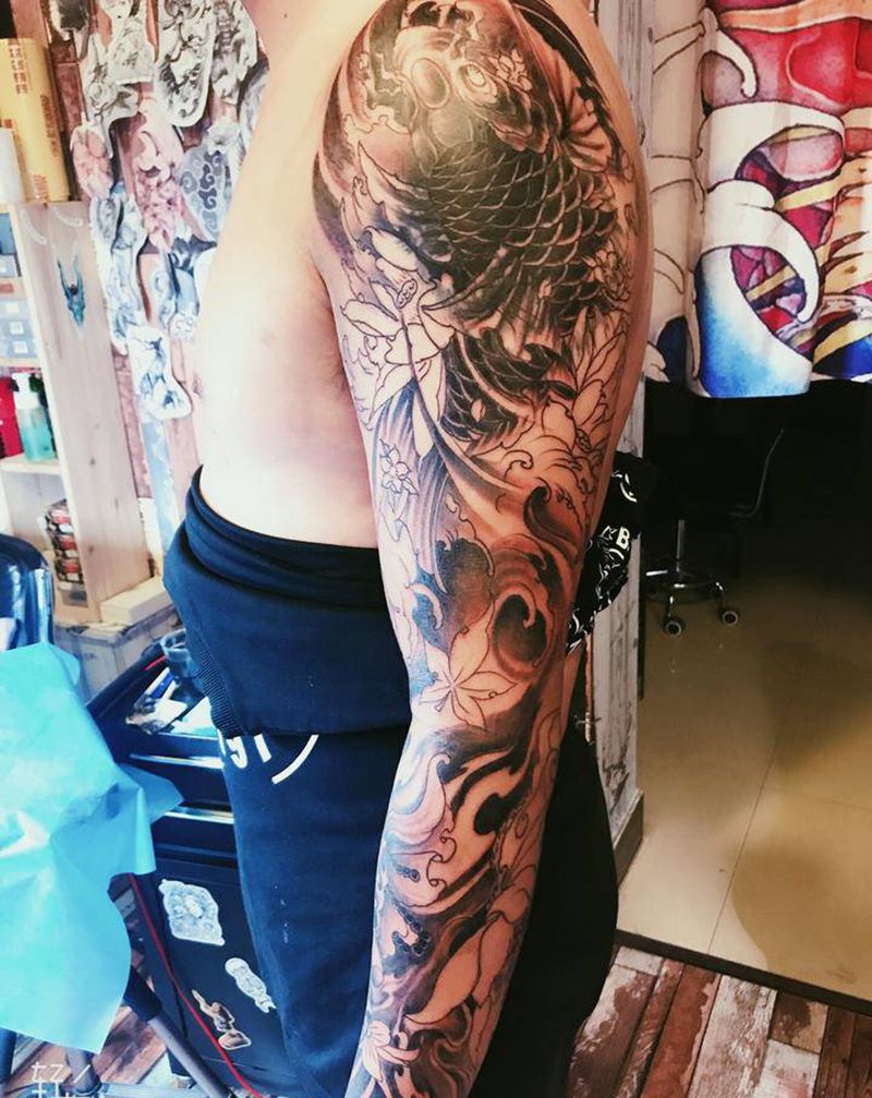 象神锦鲤花臂纹身图片_手臂新传统纹身图案