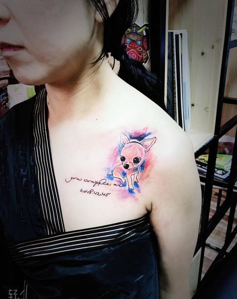 自家吉娃娃狗狗和宝贝生日纹身图片_胸部水彩纹身图案