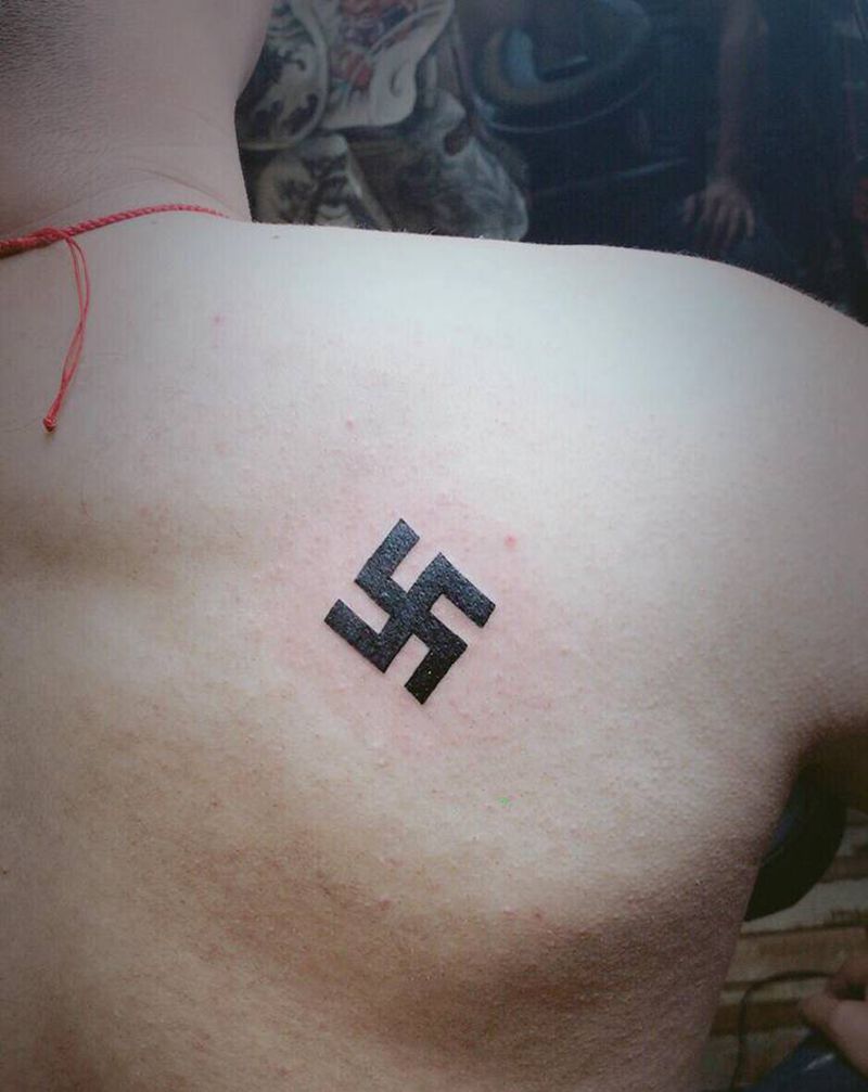 万字符纹身图片_背部花体字纹身图案