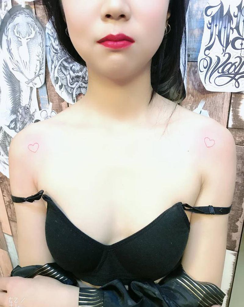 两个小桃心❤❤纹身图片_肩部花体字几何纹身图案