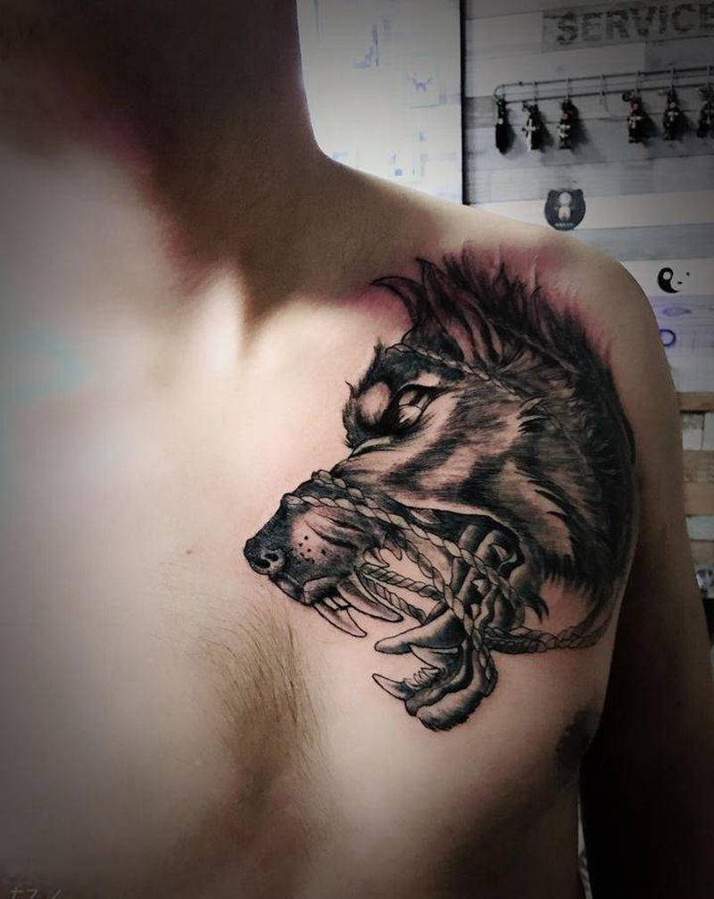暗黑风狼纹身图片_胸部欧美写实纹身图案