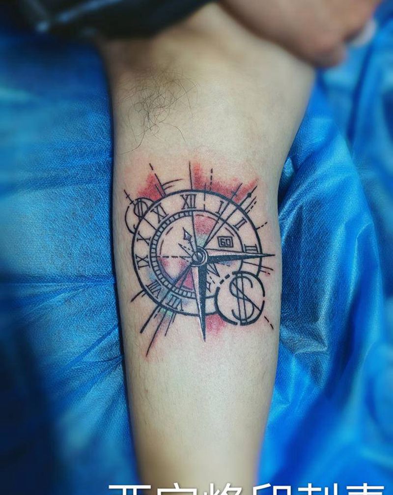 表与指南针纹身图片_手臂纹身图案