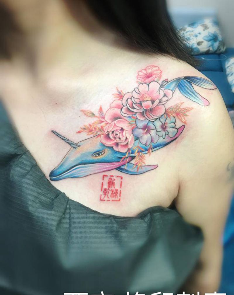 彩鲸纹身图片_胸部纹身图案