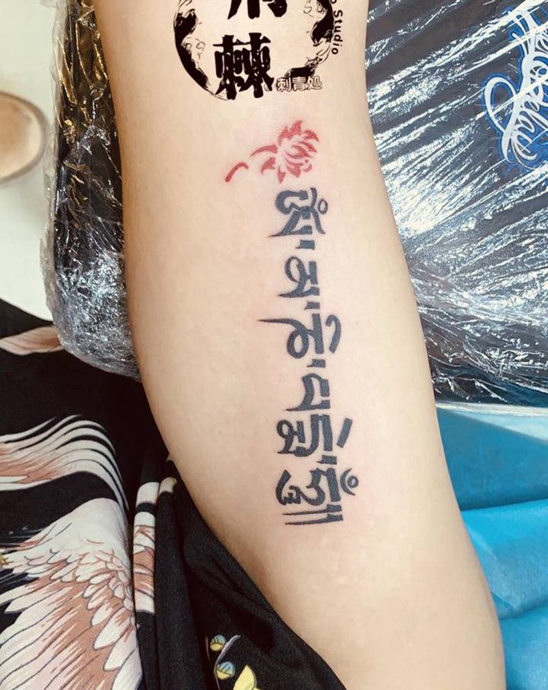 打字儿纹身图片_臀部纹身图案