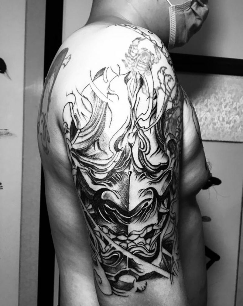 近日纹身图片_臀部纹身图案