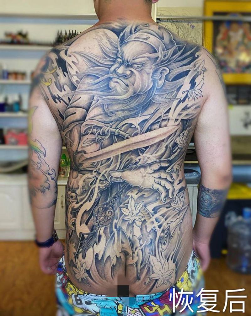 钟馗纹身图片_背部新传统纹身图案