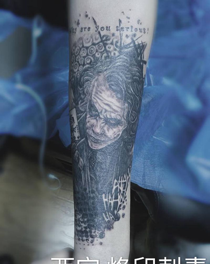 小丑纹身图片_手臂欧美写实纹身图案