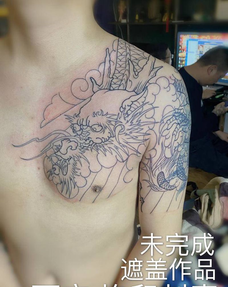 龙纹身图片_胸部手臂老传统纹身图案