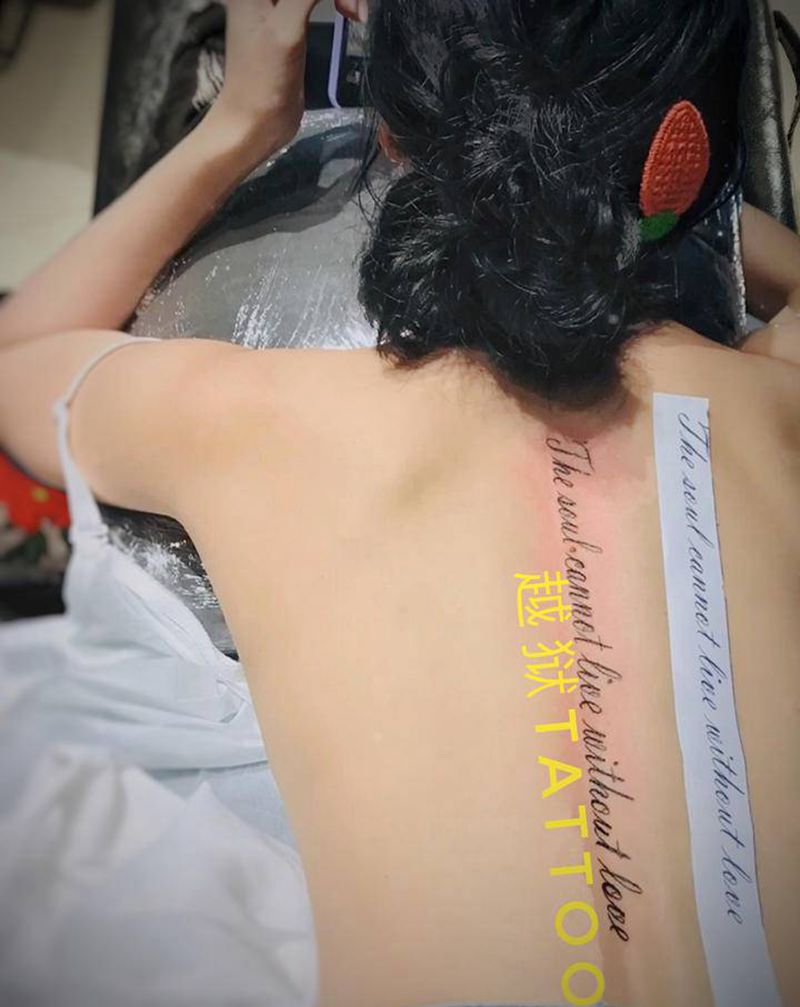 字母纹身图片_背部纹身图案