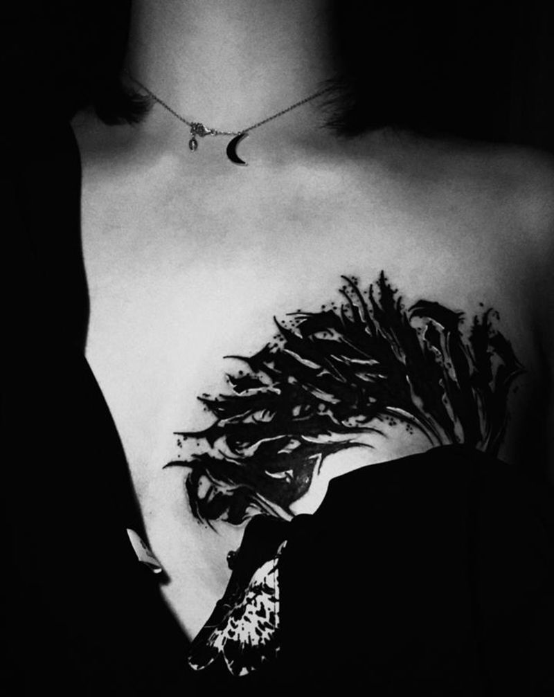 近日纹身图片_胸部纹身图案