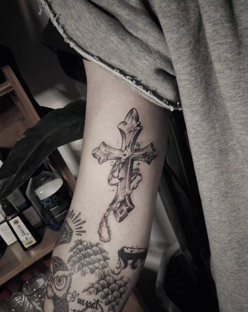 黑灰十字架纹身图片_手臂black work素描十字架纹身图案
