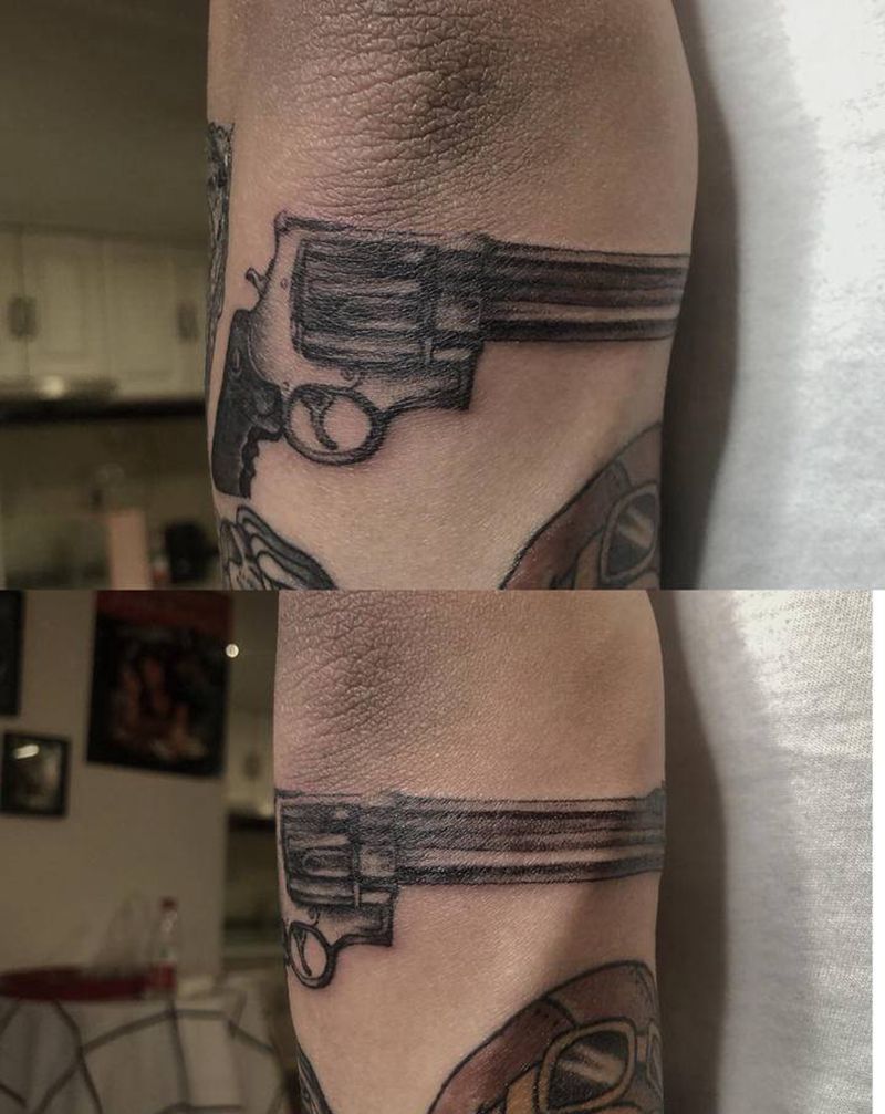 手枪纹身图片_手臂欧美写实black work纹身图案