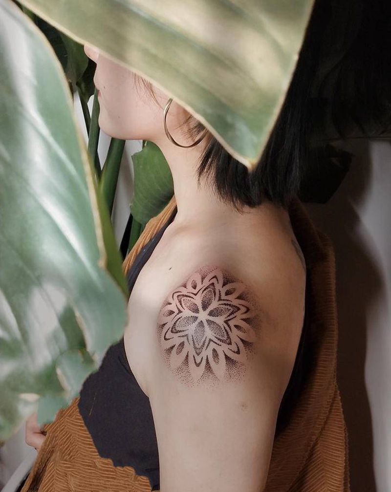 点刺mandala纹身图片_肩部点刺曼达拉纹身图案