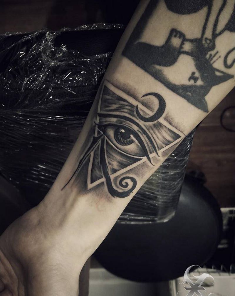 荷鲁斯之眼纹身图片_手臂欧美写实black work纹身图案