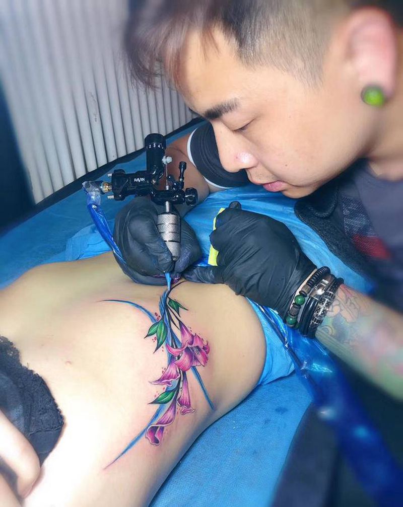 兰花纹身图片_腰部水彩New School纹身图案