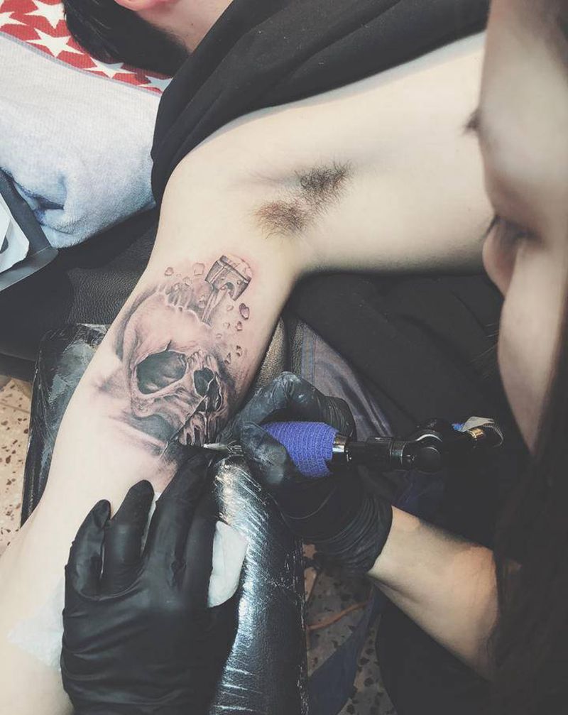 破碎的骷髅纹身图片_手臂欧美写实纹身图案