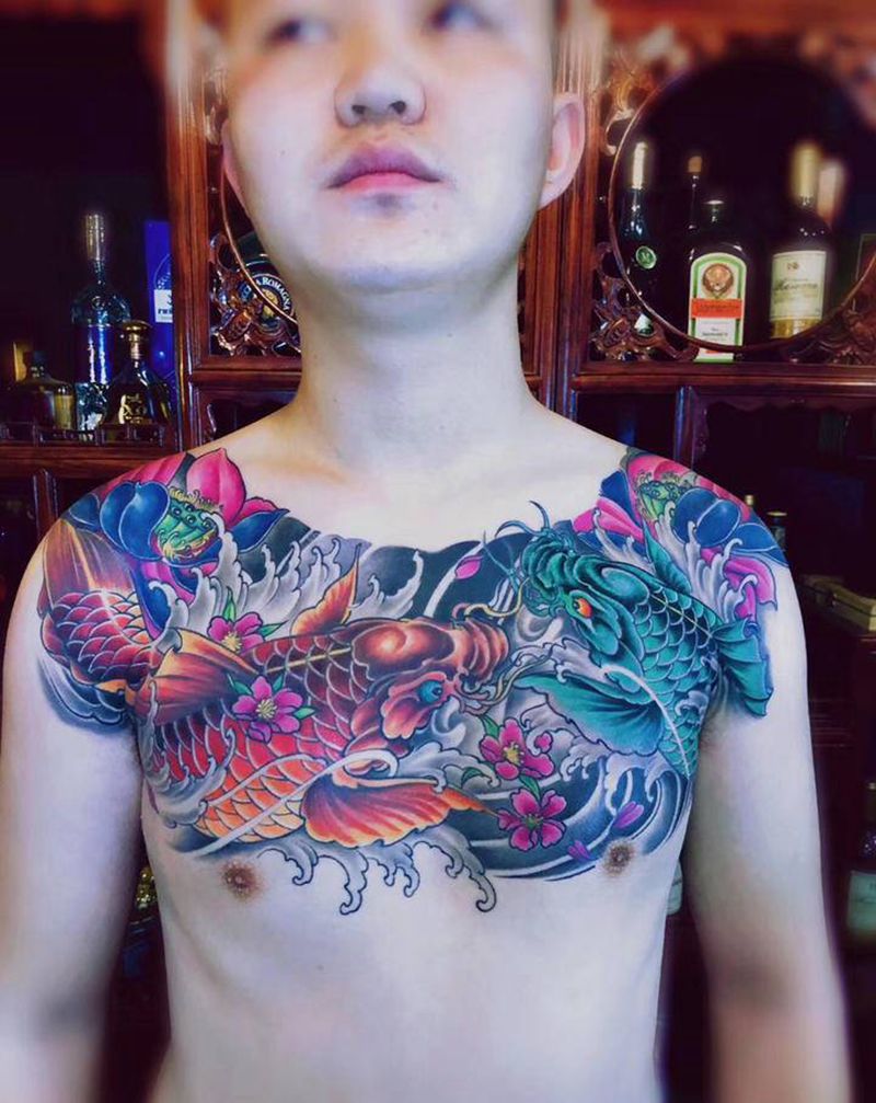 双鱼纹身图片_胸部老传统纹身图案