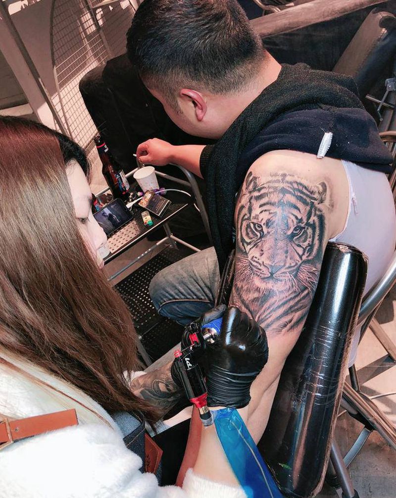 大老虎纹身图片_手臂欧美写实纹身图案