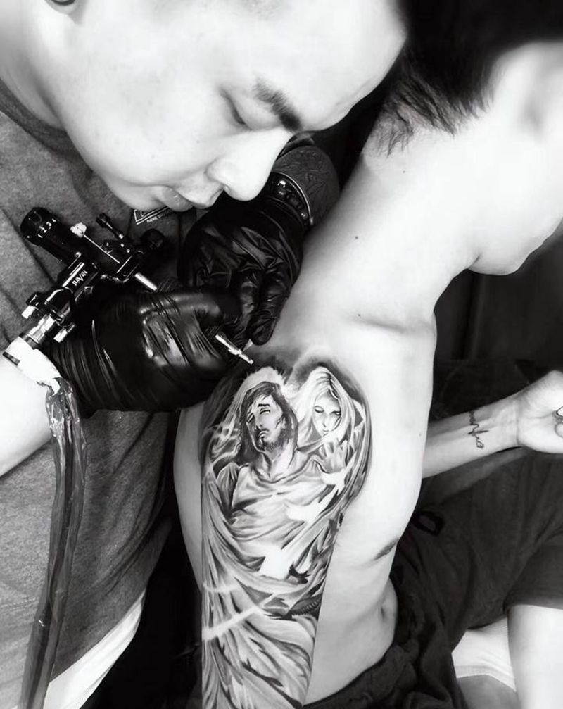 耶稣纹身图片_手臂欧美写实纹身图案