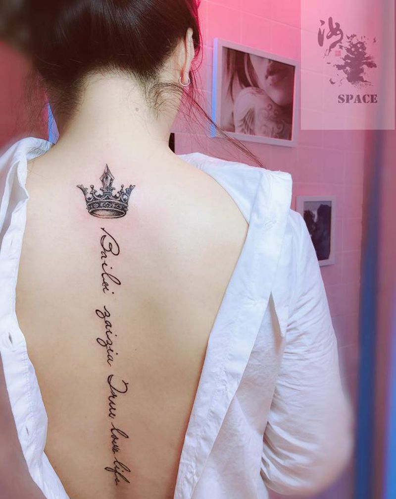 皇冠英文纹身图片_背部点刺花体字纹身图案