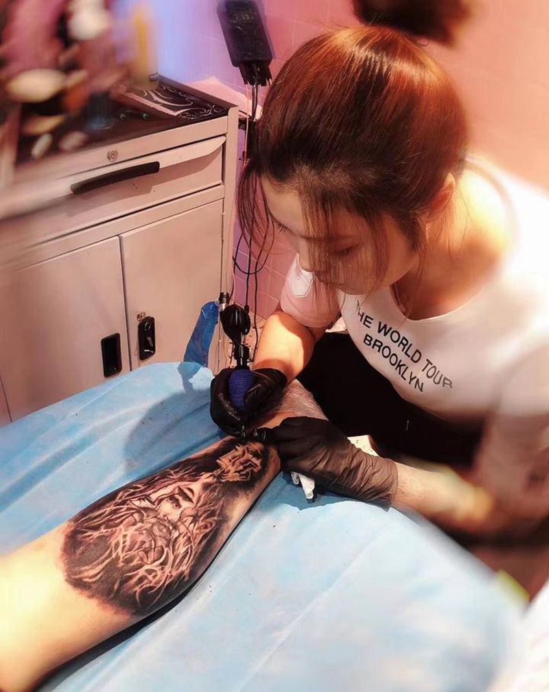 烛光纹身图片_腿部欧美写实纹身图案