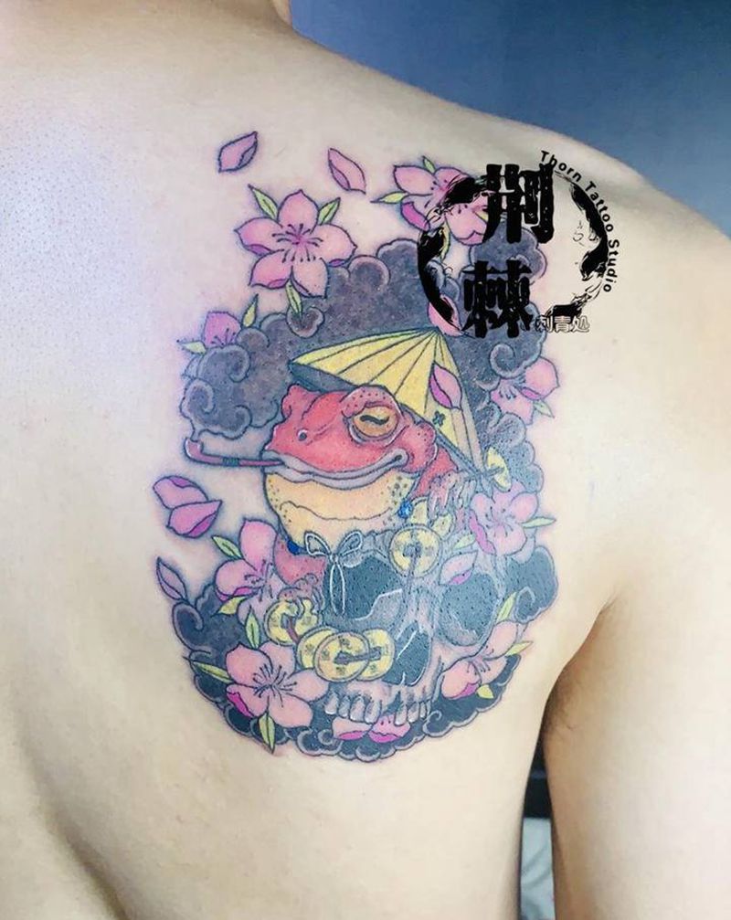 小蛤蟆纹身图片_背部新传统纹身图案