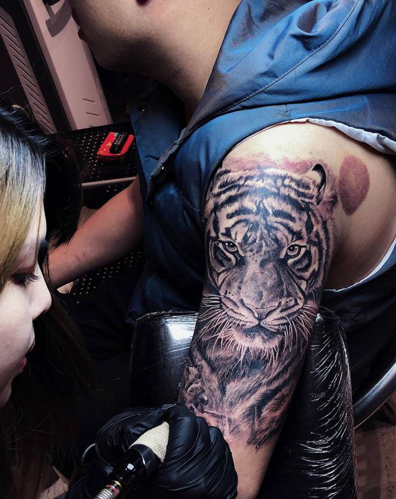 老虎纹身图片_肩部手臂欧美写实纹身图案