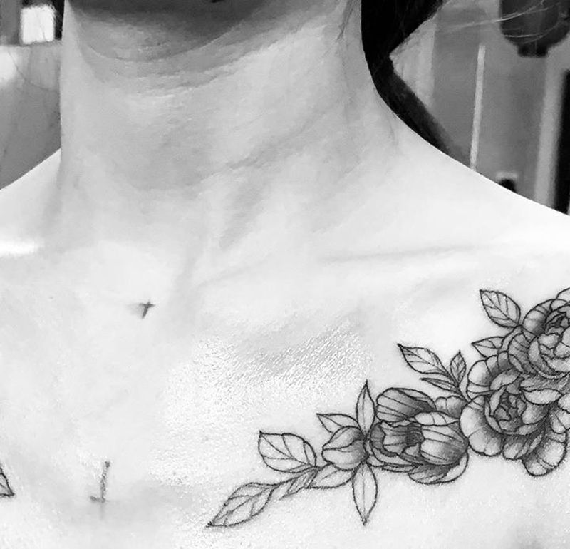 肩素花纹身图片_肩部点刺纹身图案