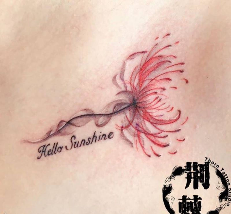 彼岸花纹身图片_肩部水彩水墨纹身图案