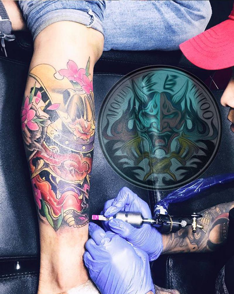 鬼武纹身图片_腿部新传统老传统重彩鬼武遮盖纹身图案