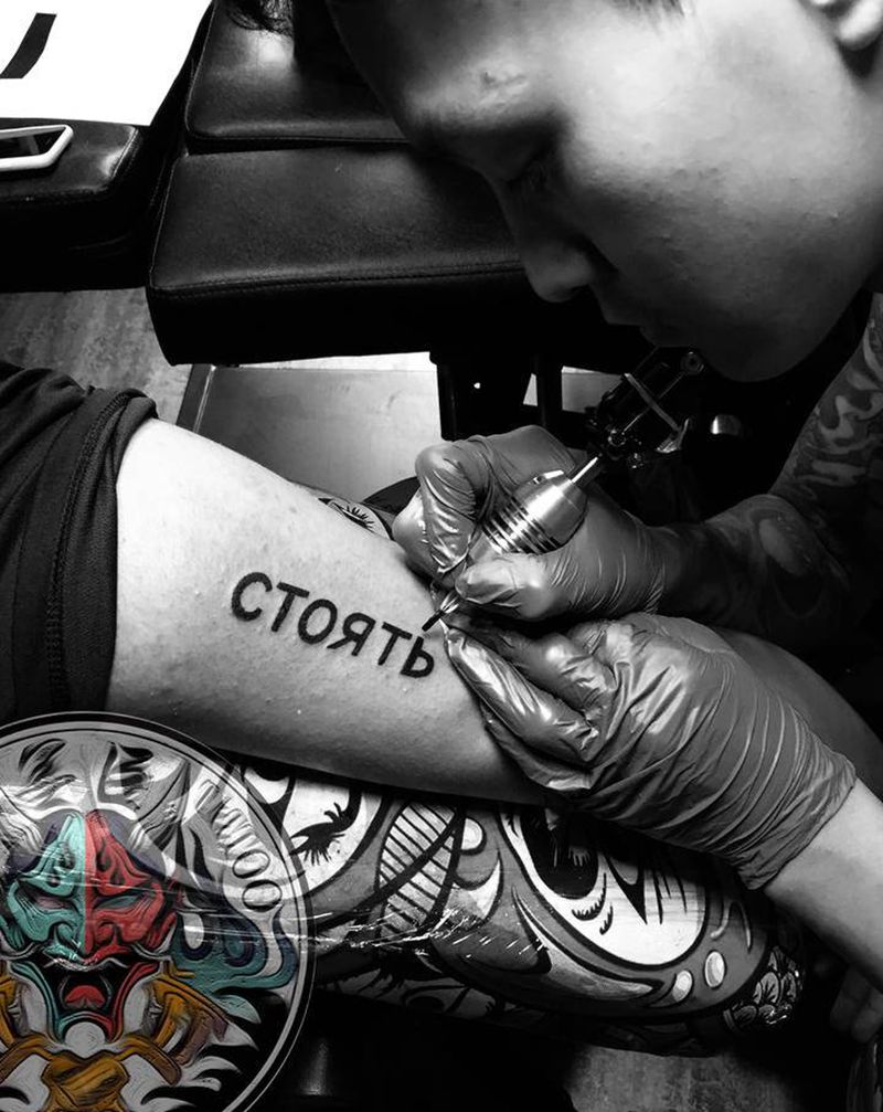 字母纹身图片_肩部图腾字母纹身图案