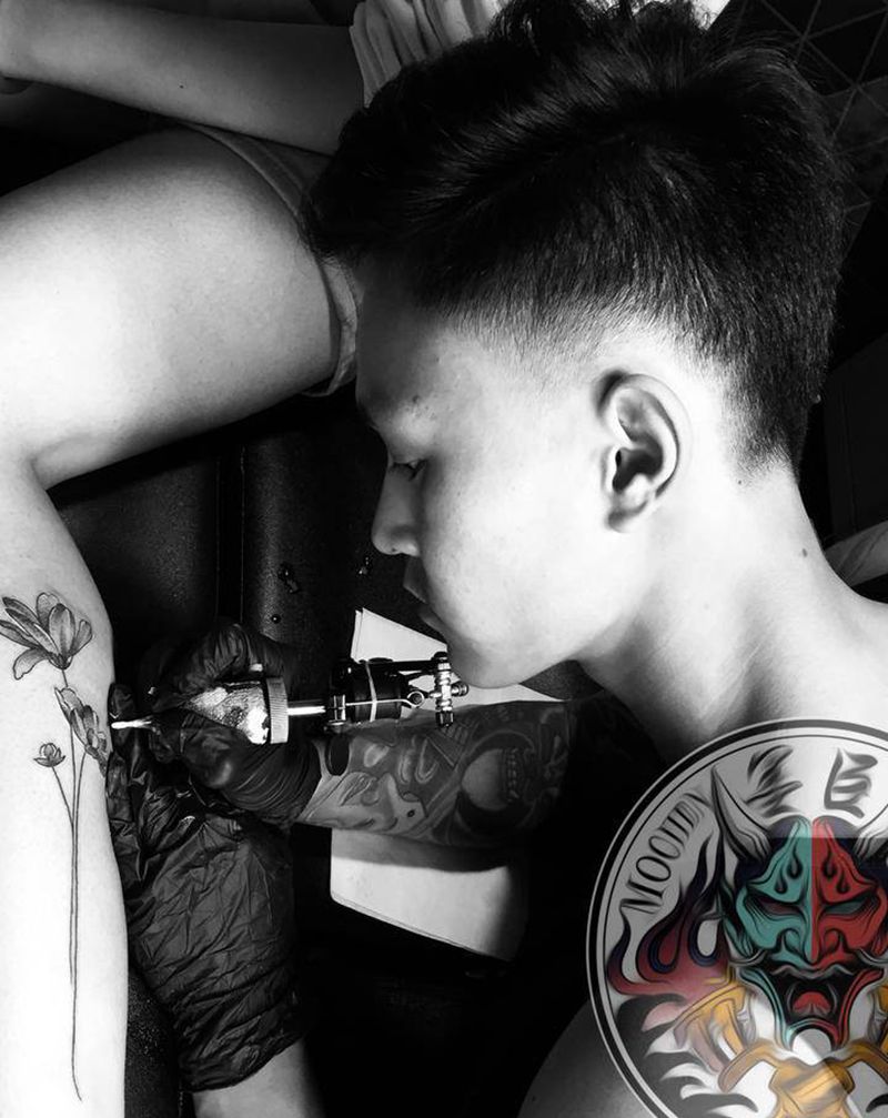 素花纹身图片_腿部点刺素花小清新花纹身图案