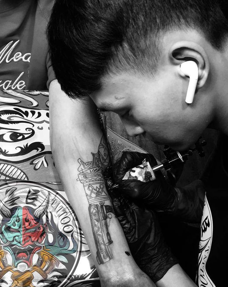 枪纹身图片_手臂点刺欧美写实枪欧美纹身图案