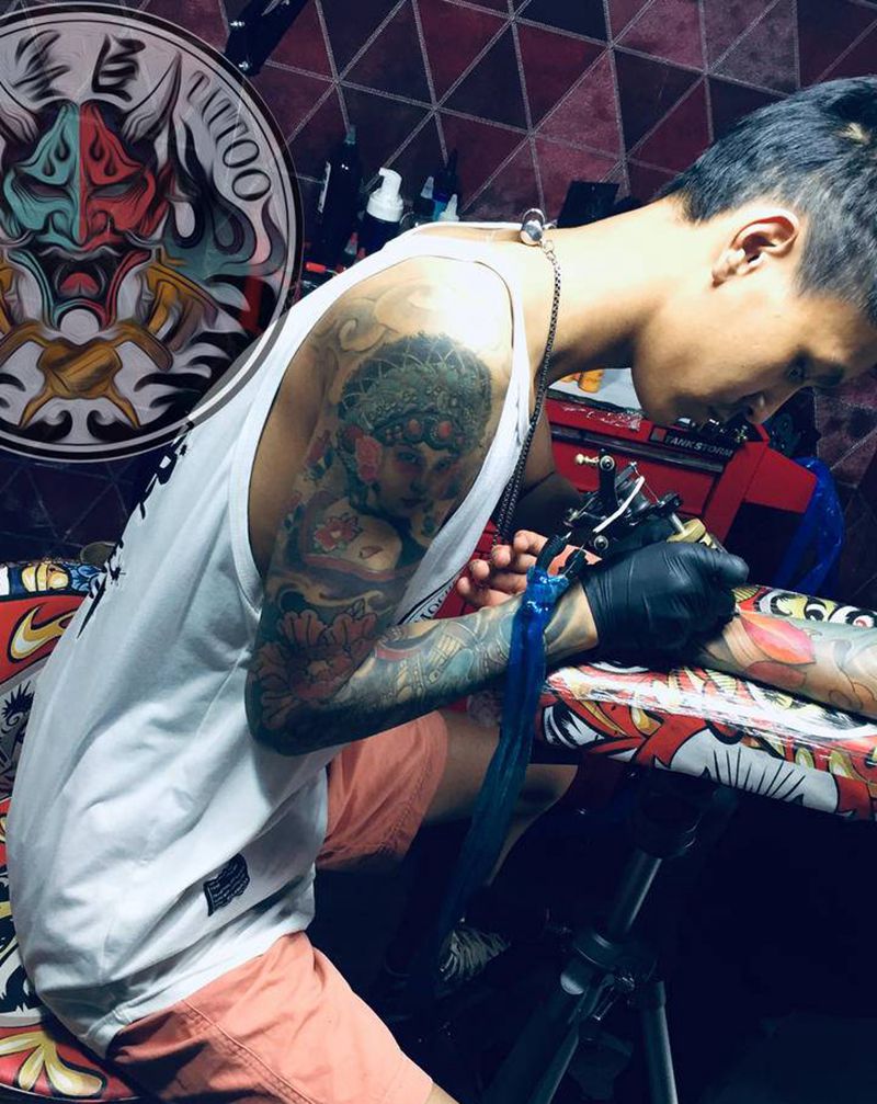 鱼纹身图片_手臂新传统鱼荷花水浪纹身图案