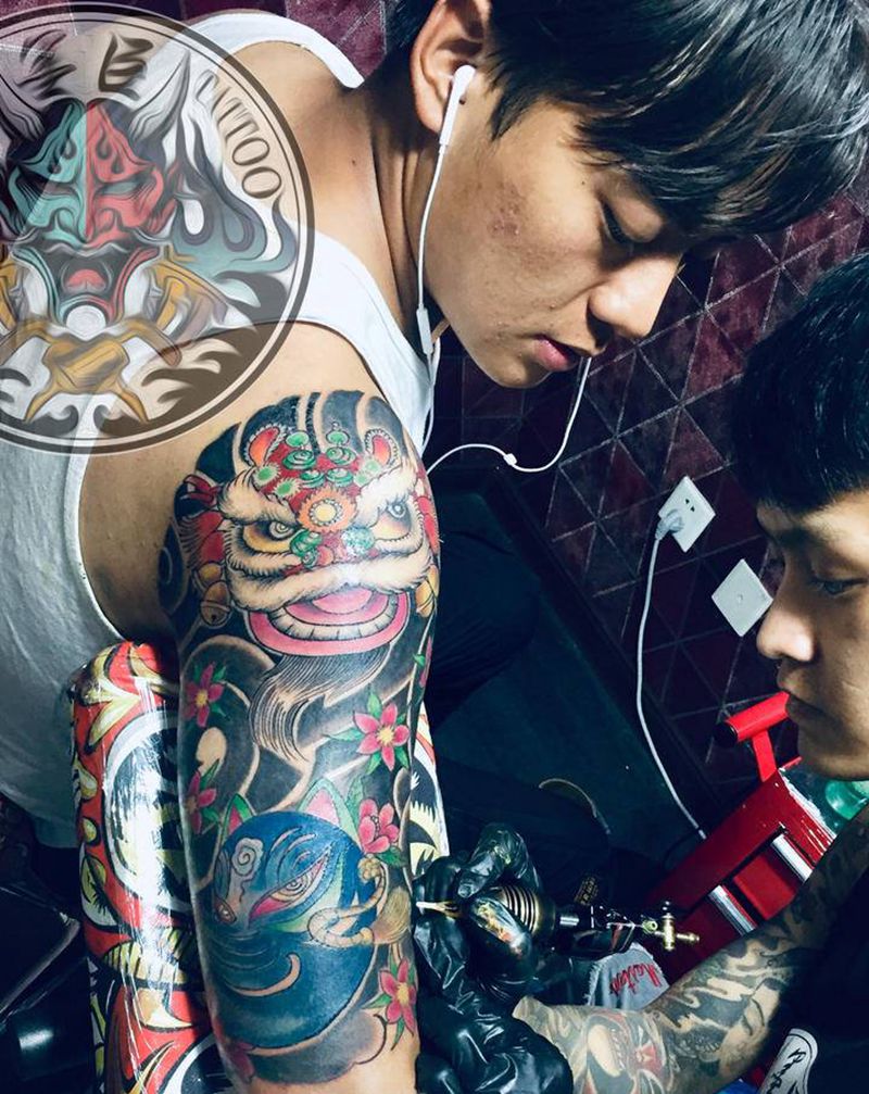 日式风格纹身图片_肩部手臂老传统新传统重彩板雾老传统纹身图案