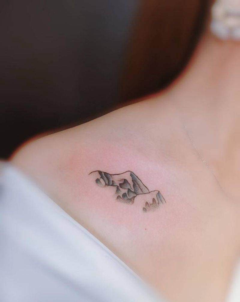 小山峰纹身图片_胸部纹身图案