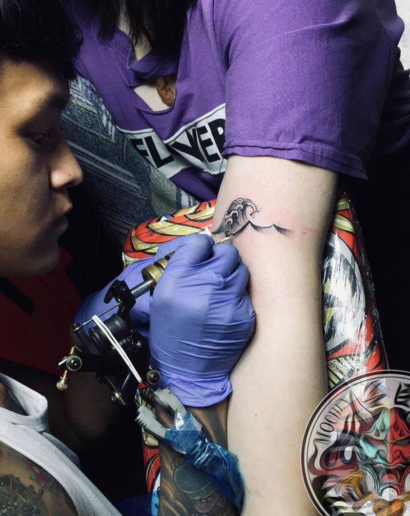 山水纹身图片_手臂几何点刺点刺山水浪纹身图案