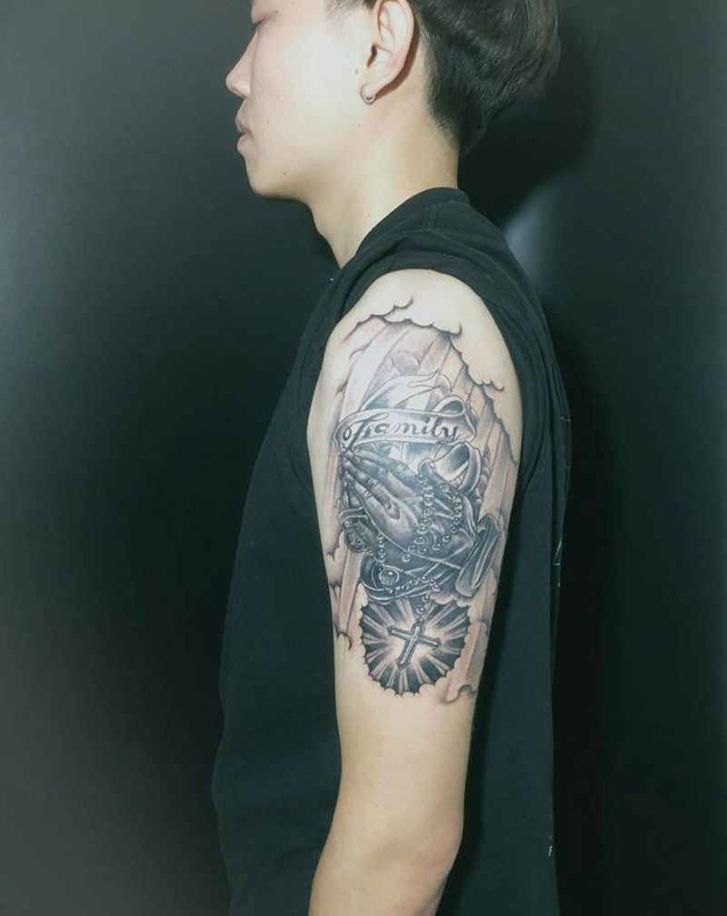 祈祷手纹身图片_手臂纹身图案