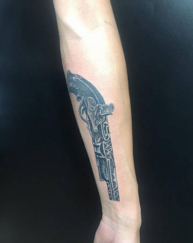 手枪纹身图片_手臂欧美写实纹身图案