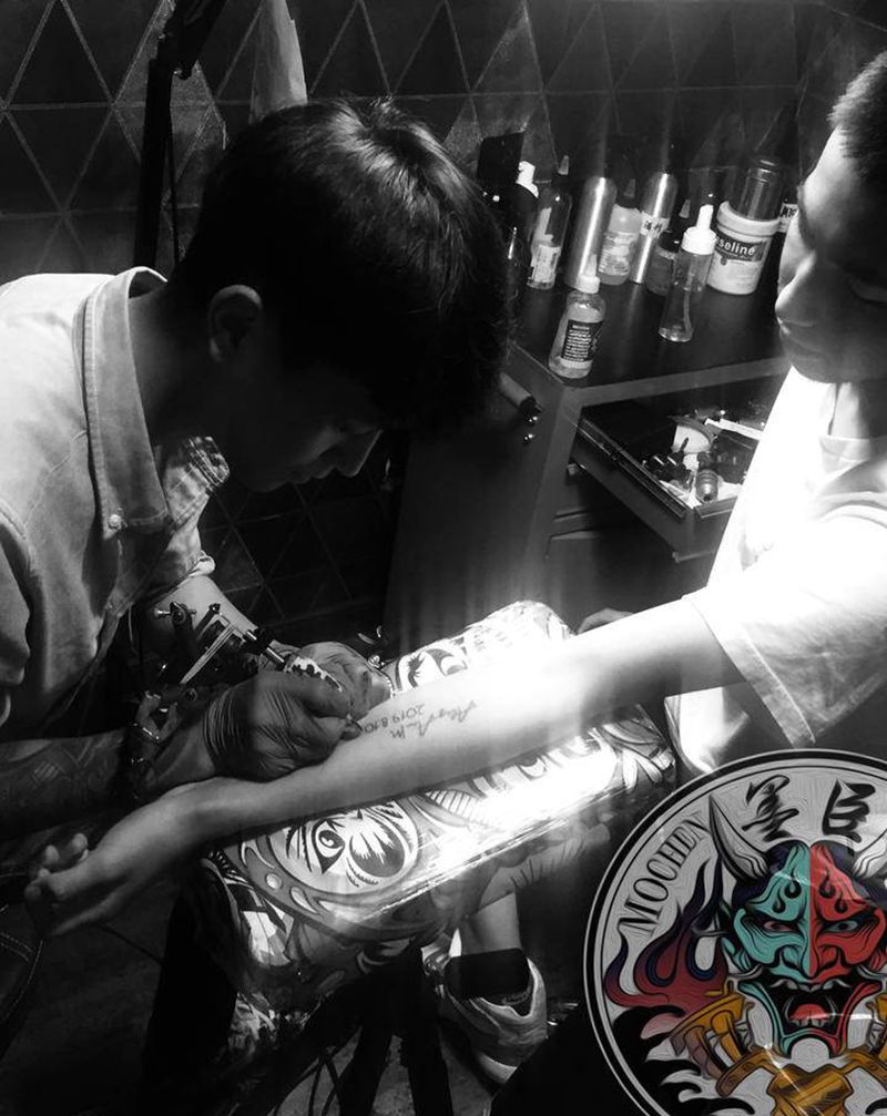 字母纹身图片_手臂花体字字母小清新纹身图案