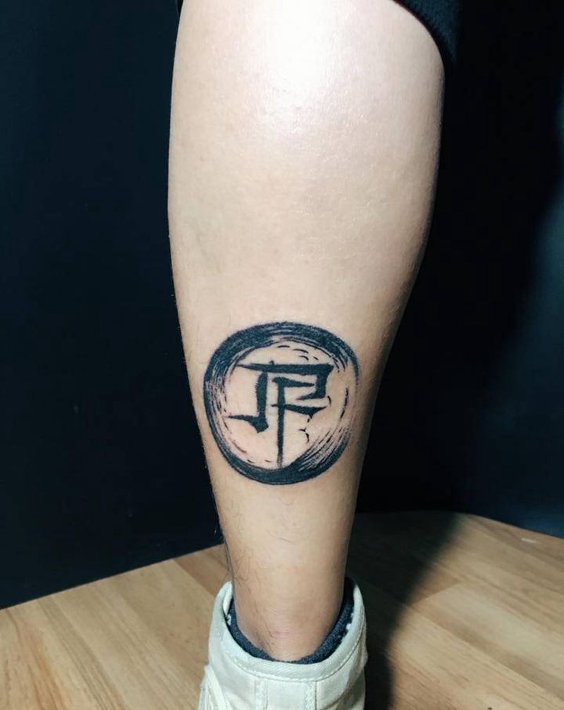 水墨字纹身图片_腿部水墨纹身图案