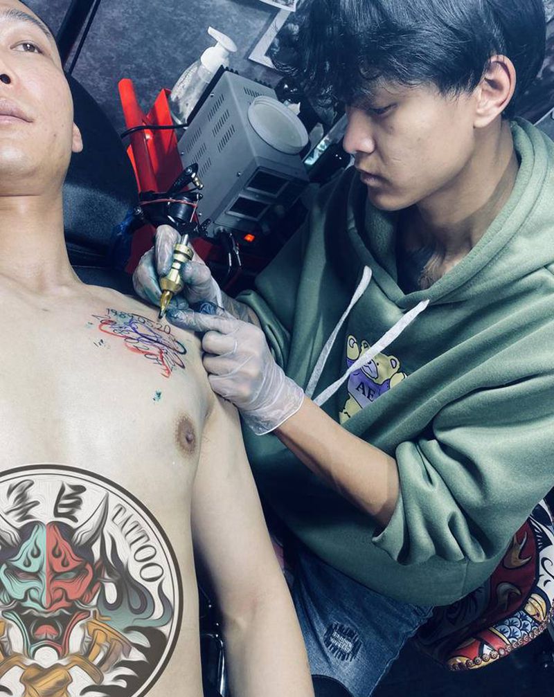 字母纹身图片_胸部肩部水彩水墨字母水彩几何纹身图案