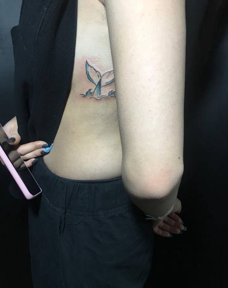 鱼尾纹身图片_腰部纹身图案