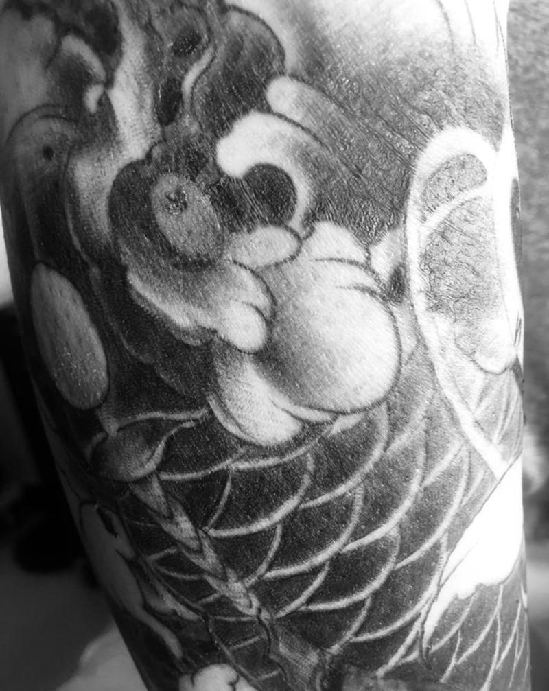 锦鲤纹身图片_腿部新传统纹身图案