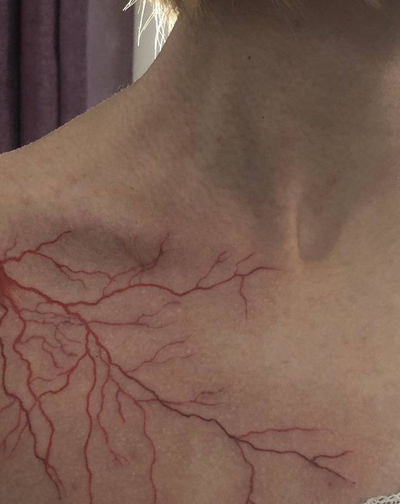 血脉纹身图片_胸部水彩水墨纹身图案