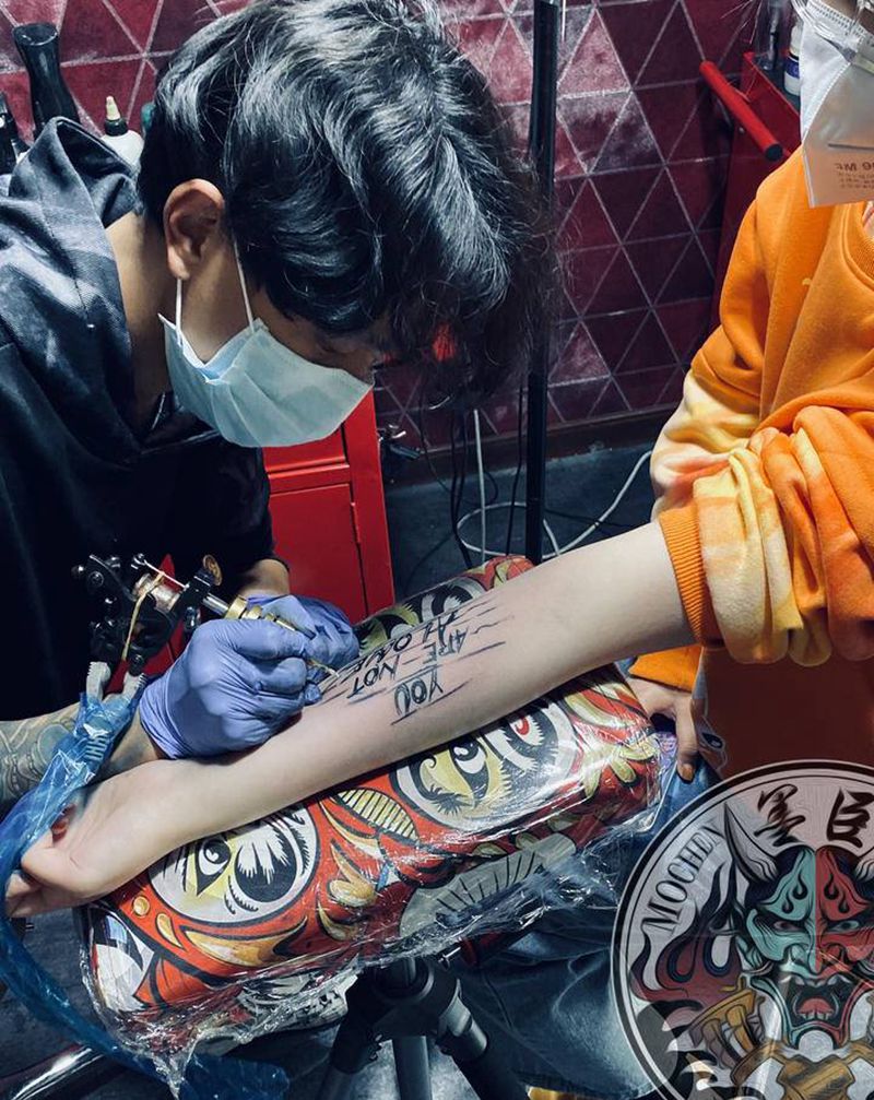 花体纹身图片_手臂花体字字母花体纹身图案