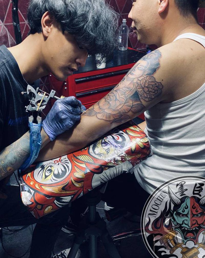 艺妓纹身图片_手臂点刺新传统艺姬线条人像纹身图案