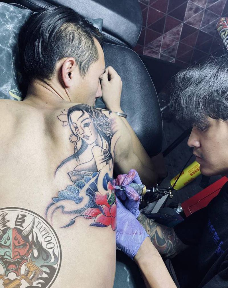 艺妓纹身图片_肩部背部新传统水彩艺妓重彩荷花纹身图案