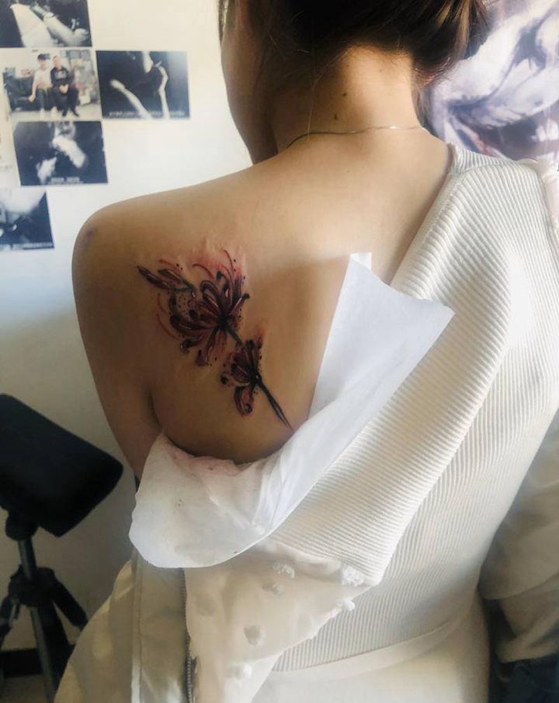 彼岸花纹身图片_肩部水彩纹身图案